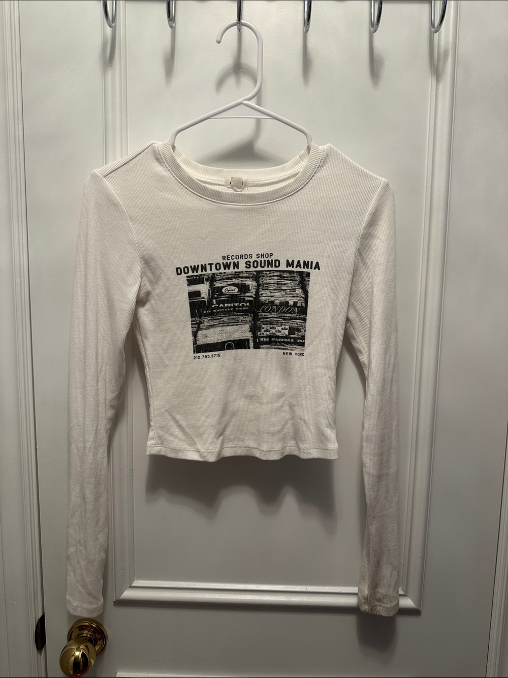 Garage Downtown Sound Mania White Long-Sleeve Graphic Crop Top